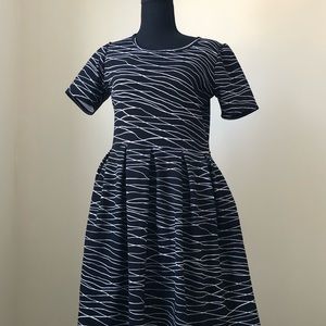 LuLaRoe Medium Amelia Dress Black White Short Sleeve Back Zip Pockets